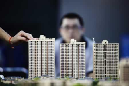 中原地产研究中心统计数据显示，5月楼市整体成交回暖，同比、环比齐升。    　　5月，一线城市新房成交面积平均环比继续上涨，环比涨幅达到了20.1%，其中北京上涨最明显，新房成交面积环比上涨了42.5%，同比也上涨了10.5%。上海、广州的新房成交量也有明显增长，与2019年同期基本持平。    　　二三线代表城市新房成交面积同比、环比均有不同程度上涨。二线城市新房成交面积平均环比上涨了35%，其中最为典型的上涨城市为温州，上涨了120%，武汉上涨了81%。三线代表城市新房成交面积环比上涨22.1%，韶关涨幅较大，扬州、东莞涨幅均在10%以内；从同比来看，整体上涨14.0%。  　　来源：房讯网