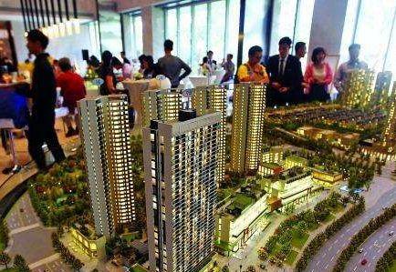 　相比往年，深圳今年的楼市小阳春来得要晚一些。  　　深圳住建局房产信息平台显示，五月新房成交4788套、二手房成交9042套，两个数据同比去年同期相差大约0.1%，出入不大。而放在过往6个月的时间轴内比较，深圳目前的成交量已经在疫情低谷之后逐渐上扬。乐有家、诸葛找房等多个第三方机构数据显示，深圳二手住宅均价已于今年四月上涨到了6万+元/㎡，并持续上行。  　　量价齐涨的5月，不少人已不满足于按揭贷，正尝试利用信用贷来撬动房产，寄望分羹深圳楼市，“买到就是赚到”的投机风开始出现苗头。    　　然而硬币的另外一面，信贷违约的魅影却在悄然闪现，一些银行客户经理好几年都不曾遇到的抵押贷款逾期业务和断供业务开始抬头。部分银行已经开始警惕小微企业贷款潜存的逾期风险；抵押贷展期的状况也让不少客户经理变得“胆小”了起来：对小微企业的贷款审查变严格了。  　　这个夏天缤纷而焦灼。在资金链紧张边缘挣扎的企业、苦于供楼的个人、正灵活套取各种信贷产品投入楼市打新的淘金客们，共同构成深圳楼市魔幻小阳春的一道独特风景线。  　　楼市断供和抵押贷逾期抬头  　　在中国农业银行深圳一支行零售信贷部工作近十年的林丽最近有些烦。服务中小微企业客户近十年，她五月份手头已经接手了两笔贷款逾期业务。过去，她好几年才会遇到一笔贷款逾期业务。这段时间，银行客户经理们好几年都不曾遇到的贷款逾期“黑天鹅”业务如今开始出现了。  　　另一银行经理张敏也不幸踩雷。她的这位客户在深圳宝安区沙井经营了一家四五十人规模的模具厂。前后十几年，历经2008年金融危机，工厂业务整体平稳，老板在今年春节过后也就没太在意疫情对业务带来的冲击。孰料上游大客户四月底临时告知订单要减半，模具厂的经营状况开始断崖式下滑。    　　“中型企业一般预留两三个月现金。开小厂的老板基本都是一有钱就立刻投入生产了，也很少有心思搞副业做投资，老板也就预留了一个月现金。现在撑不过来，已经办了贷款展期。”张敏言及这一切不甚唏嘘，以前银行面临的企业抵押贷逾期情形无非是企业间闹经济纠纷。如今，经手的抵押贷逾期业务不少源于产业链传导而来。  　　幸运的是，林丽和张敏经手的客户都办理了贷款展期，这在往年是不大可能的。  　　今年3月，《关于对中小微企业贷款实施临时性延期还本付息的通知》（下称“《通知》”）允许小微企业还本付息日期延至2020年6月30日。这也让资金紧绷，一时间难以还款付息的企业获得了喘气的机会。  　　相对于小微企业逾期，个人按揭贷款暂时稳定，但也有国有银行深圳分行人士向第一财经记者表示，按揭违约相比去年同期有增加，多是因公司倒闭失去供房收入。  　　“以前每个月大概有几个客户断供；最近每个月大概有十几个客户咨询断供的事情，但是91视频黄色软件也会综合贷款人情况办理延长贷款期限、转按揭，走到出售房屋那一步的客户还不多。”上述国有银行深圳一分行人士直言，但是这类现象有增多苗头。  　　对于部分银行人士感受到的贷款客户的微妙变化，经营小微企业的业内人士、拍卖人士有着类似的感受。  　　常年活跃在企业圈、拍卖圈的王昌尔向第一财经记者表示，“91视频黄色软件目前接手的拍卖资产比去年同期有增加但不明显，下半年会慢慢多起来，毕竟走完拍卖流程也需要时间。”  　　多位银行人士在接受第一财经记者采访之际均有表达，抵押贷逾期、个人房贷断供的现象开始慢慢“抬头”了，但是断供“潮”尚未到来。这其中的原因在于，深圳的房价抗跌性强。即便企业主无路可走将房子入市也能录得一个看涨的估值，不至于走到面临破产起诉查封拍卖及缴纳违约利息、个人征信上榜银行“黑名单”的窘境。  　　即便如此，部分银行已经开始警惕小微企业贷款潜存的逾期风险。  　　“91视频黄色软件支行行长在周会上也提到了这点，让大家最近多梳理手头的中小微企业客户，摸底企业的经营情况、产业链上下游状况，跟企业客户沟通频度要密一点。”林丽直言。  　　抵押贷展期的状况也让不少客户经理变得“胆小”了起来：对小微企业的贷款审查变严格了。  　　“三四月，有小微企业贷款贴息政策支持的时候，银行贷前审查需要到企业经营场所拍照存档，审核红本房屋估价的七成、公司一年流水的六成能否覆盖贷款额度，才能敲定放款与否；现在91视频黄色软件还会查验小微企业上年度营业收入及净利润、上年度纳税额、员工人数、近两年纳税证明及近三年财务报表等资料。”  　　一位不愿具名的股份制商业银行福田区支行的负责人士透露，悄悄收紧放款门槛是考虑到企业展期、续贷现象开始增多，不想造成银行不良资产增多。  　　“淘金客”套用信贷资金  　　即便风险隐现，个人按揭贷仍是深圳各大银行的香饽饽。  　　据乐有家研究中心数据监控显示，2019年至2020年4月深圳一共交易了15万套房子。其中一次性付款占比不到1成，15万套房子里有13万套便采用了按揭贷款的支付方式。而不需要抵质押或者第三方进行担保的信用贷在部分银行的风头甚至盖过了按揭贷。  　　“我手头就排着四五个信用贷客户，都是些贷款信誉记录不错且个人收入来源有保障的客户。”民生银行深圳一支行的刘姓客户经理告诉第一财经记者。  　　如今的信用贷热度明显高于往年。多家银行人士言及信用贷，只是感受不一，但均向第一财经记者表示，信用贷相比去年有增加。  　　其实，受到不少人追捧的信用贷用起来也不是没有风险的。如果贷款人申请了信用贷并且已经用了，会在贷款人征信记录上有所体现。在申请住房按揭贷的时候银行可能会要求贷款人说明首付款的来源，如果提供不了首付款来源的证明，银行可能会要求贷款人提前结清贷款，甚至直接拒批。与此同时，深圳的多家银行都要求信用贷款三年内还清，少数银行要求贷款人的信用贷业务于一年内结清。  　　第一财经记者了解到，对于没有公司没有房产的贷款客户来说，一般银行提供的信用贷上限是三十万元，贷款人可以选择向两三家银行申请信用贷，筹得百万元资金。  　　换言之，贷款人通过信用贷工具适度加杠杆可以助力自身搭上买房的车；但另一方面，它的还款期限又会给到贷款人还款压力，信用贷不良也会直接影响个人按揭贷业务的申请、个人的征信记录等。  　　鉴于信用贷的诸多限制，这些敢于同一时间去找两三家银行申请信用贷，凑足百万元资金投向楼市的客户，多半都对深圳楼市报以极高的热忱，且具有更强的购买力和更稳定的支付力。  　　“我经手的信用贷客户，一次性贷到三十万上限的基本上都是奔着二套房去的。”深圳一家股份制银行黄姓人士表示，深圳楼市这几个月价格持续上行给了不少刚需客和投资客上车的动力。  　　“信用贷一旦出现贷款逾期，因为缺乏抵押物清收很困难，91视频黄色软件审批办理要求一直很严。但是深圳优质客户多，至少我经手的客户这两个月有增多，基本上都是在大企业工作的金领人群，去买房投资的。”黄姓人士续称，楼市的投资回报率给了加杠杆客户人群信心。  　　第一财经采访了一位凭借信用贷搭上二套房快车的淘金者张弛，在深圳打拼的十年，他亲眼见证了深圳楼市的快速上涨。  　　2010年的深圳新房价格是2字头（2万+）。其中变化最大的当属2015-2016年，深圳房价从3字头直接跳到到5字头，主因是2015年330政策放松了限购限贷，以及深圳整体经济大环境的迅猛发展。自2017年开始，政府严控楼市，打击炒房投资客，为保障刚需权益推出了系列新政，才促使深圳新房价格渐趋平稳，近3年涨幅仅3%。  　　乐有家研究中心数据显示，十年间深圳房价总涨幅178%，领先国内诸多城市。今年疫情期间，深圳楼市仍呈上涨之势。此前，深圳二手住宅均价还在5.7万元/㎡水平，到2020年4月，均价上涨到了6万+元/㎡。同时，楼市成交也快速回暖，5月深圳二手住宅过户量再度突破8000套，创近半年新高，但距离去年末还略有差距。  　　在张弛及他身边的人看来，房子无疑是实现财富快速增值及拉开阶层差距的第一大法宝。这也令他及身边人动用信用贷撬动二手房的信心和兴趣度大增。  　　高涨的楼市看不到终点  　　敢于加杠杆背后，是大多数深圳人笃信深圳楼市供需不平衡的局面暂时难以得到改变。  　　根据深圳市土地交易中心数据显示，2006-2019年间，深圳累计住宅供应730578套，年均5.2万套，放在长时间周期中，年住宅供应呈曲线下行之势；与之对应的是，常住人口从2006年的846.43万人，增加到2019年的1343.88万人，累计增加接近500万人，呈整体上行之势。  　　同时，土地供应结构性失衡，工业、商业类用地供应多、住房用地供应少的局面十余年间并未得到扭转。美联物业根据官方公开出让的土地数据统计显示，过去14年里，深圳居住、商业、工业三类用地结构的分别占比分别是：17%、10%和53%。  　　结构性失衡推导下，深圳购房需求在三月疫情缓和后便密集释放，市场快速从四月份的部分片区过热到现在量价齐升。  　　同时，房企们的拿地信心也正在快速被点燃。5月，深圳房企龙光地产拿下的深圳前湾片区地块，以总价116亿元占据5月全国住宅用地成交总价榜首，每平米可售楼面价超过8万元。  　　楼市热情不褪，投机风开始出现苗头，给调控再度加压。以5月为例，深圳市住建局的调控动作接二连三。  　　5月22日，住建局亲临地产中介机构现场检查，TaTa公寓、鸿荣源·壹方中心、星河丹堤、金亨利首府等一批挂牌价明显高于近期真实成交价的房源被迫下架。5月26日，针对网友投诉网红盘华强城捂盘惜售、沙井海岸城偷收喝茶费等问题，深圳市宝安住建局要求片区所有住宅新盘采取委托公证公开认筹筹钱选房的形式予以销售。  　　高价房源下架、捂盘惜售内定房源被约谈，再到近两日福田区棚改炒作遭住建局打压……主管部门操作基本上对症下药，步步紧跟，以防楼市过热。  　　住房“盘子小”的深圳也正在通过增大住宅供应，寄望打破楼市过热困局。  　　5月初，深圳发布的《2020年度建设用地供应计划》显示，年内计划供应1200公顷建设用地，与2019年计划供应量持平，其中居住用地为293.2公顷。这一居住用地的供应比例较往年有所上升，年内计划供应面积较2019年实际供应面积增加了50%。  　　这个6月，备受瞩目的光明金融界项目已经开放展示中心，而全民瞩目的润玺一期年内也将会入市。整体来看，“买到就是赚到”投机心理、刚需客的快速上车心理、开发商的拍地热情等都给深圳楼市按下了快进键。但平抑深圳房价增长，彻底打破供求不平衡的主逻辑仍将是一个漫长的过程。  　　来源：第一财经网