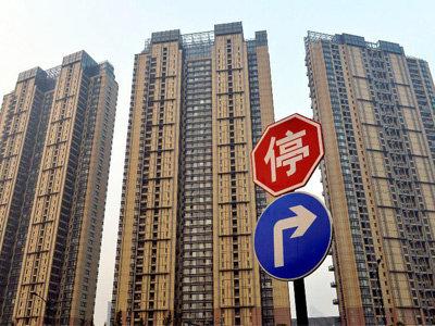 据不完全统计，今年前5个月已有20余地出台租房新规，涉及房源、租金、安全、监管乃至户籍等诸多方面，快来看看有你将去的城市吗？    　　9地保障租赁住房供应  　　日前，58安居客房产研究院发布重点城市租房趋势报告显示：4月份，北京、广州、深圳新增房源量依次环比上涨31.4%、28.9%和45.4%；新一线城市代表如成都、杭州、天津等新增房源量涨幅更高，分别为61.7%、70.3%和56.6%。  　　58安居客房产研究院分院院长张波认为，二线城市出现部分区域房源供给量明显增长等和城市的市场环境有着直接关系。事实上，据中新经纬客户端不完全统计，今年以来，已有9地明确租赁住房建设计划或增加供应措施。    　　其中，济南明确，通过3年试点工作，每年新增租赁住房120万平方米；杭州住保房管局确定2020年筹建完成蓝领公寓1.5万套(间)的目标任务；绍兴计划自2020年起到2024年，建设2.2万套人才租赁住房。  　　此外，长沙、武汉两地政府表态允许将符合条件的非住宅存量房屋改造为租赁住房，深圳住建局就“商改租”有关事项公开征求意见；广州、郑州两地鼓励利用集体、国有或自有土地建设租赁住房，前者给予补贴，后者将相关项目列入地方租赁住房建设计划；合肥还明确，将个人出租自有住房每平方米奖励从12元提高6元至18元。  　　易居研究院智库中心研究总监严跃进指出，2015年、2016年的时候中央和住建部就提出要大力发展租赁市场，到现在差不多已经五年的时间。在这个时间节点上，各地效果如何需要评估，今年也要加快完成发展。  　　严跃进表示，从实际过程看，有些地方积极增加土地供应，有些地方从存量物业的改造、更新等方面予以支持；有些地方明确政策性租赁住房和市场化租赁租房方面可以进行创新。各地手段不同，但都有力地促进了当地的租赁市场。  　　严跃进认为，现在的问题是上面提到的手段都是供应端的，是多主体供应、多渠道保障的导向。接下来的工作是强化租售同权，让更多人去租房子，这就是需求端的内容。供应端和需求端做好，后续的租赁市场才能更好的健康发展。  　　6地新规缓解租房压力  　　58安居客房产研究院发布的《2020一季度租房趋势报告》显示，租金作为租客的重要生活开支，在总收入中占有不小的比重。48.7%受访者表示租房消费占比较高，排在各种生活消费之首。在该报告的受访对象中，有20%的受访者月租金占月收入比重超过30%。  　　针对过高的租金开支，6地从两方面着手出台新规帮租客“排忧解难”。  　　公积金提取方面，4月起，沈阳提高租赁住房提取限额。其中，房屋坐落地址在沈阳市区的，限额由1200元/月提高至1400元/月；4月起，济南提高职工个人租赁商品房提取定额，从9600元提高到12000元；5月7日，东莞宣布将租住本市住房提取比例上限提高至70%、额度上限提高至1800元/月。  　　济南住房公积金中心工作人员表示，提高商品房租赁提取额度，有助于发展济南市租赁住房市场，缴纳公积金的双职工家庭平均每月可提取2000元，在相当程度上改善家庭居住条件。  　　在租房补贴方面，南京明确，符合申领条件的博士、硕士、学士按每人每月2000元、800元、600元享受最长36个月的住房租赁补贴；广州番禺区表示，对符合相关条件的高层次人才提供最高50万元(税前)的购房补贴或给予所租房屋的50%租金补贴；青岛指出，推进城镇住房保障家庭租赁补贴工作，将2人户、3人户保障面积标准在原基础上各上调15平方米。  　　青岛住建局认为，推进住房租赁补贴保障工作，是健全 “多主体供给、多渠道保障、租购并举”住房制度的具体举措。各级有关部门要以保障城镇住房困难家庭的基本住房需求为立足点，以解决新市民的住房困难为出发点，进一步拓宽保障范围，加大保障力度。  　　7地新规关注租房安全  　　除了房源和租金，租房安全也是不少地方政府关注的重点。  　　以珠海、济南为代表的地方政府较为关注房屋本身的质量安全，两地先后出台出租屋管理办法征求意见稿。其中，珠海拟规定出租住房不得分隔搭建后出租，厨房、阳台、卫生间等不得出租供人员居住；济南拟规定不得改变原有房屋的空间布局结构，不得按床位出租等。  　　另一些地方政府则更为关注租赁机构安全，如湖南、河北为规范省住房租赁市场行为，引导住房租赁双方使用规范化的租赁合同，促进住房租赁市场持续健康发展，启用全省统一《住房租赁合同》示范文本；  　　再如南京为保护租赁当事人的合法权益，规范住房租赁经营行为，要求市内所有的住房租赁机构建立租金托管制度，且需在商业银行设立唯一的租金专用账户，专户信息应在南京网上房地产网站公布。  　　无独有偶，4月初西安也就《住房租赁资金监督管理实施意见》公开征求意见，该市拟规定“托管式”租赁企业在开展业务前需与商业银行签订《住房租赁资金监管协议书》，并在监管银行开立存量住房租赁交易资金监管专用账户。  　　不过，最为严苛的当属合肥，该市拟对住房租赁企业进行信用考评，分别为五星、四星、三星、二星、一星、无星。其中，一星级企业为信用警告对象，无星级企业为失信惩戒对象，列入失信黑名单，实施联合惩戒。  　　对此，合肥市住房租赁协会秘书长伍艳表示，主管部门推出信用评级考核办法，主要是对合规经营的企业提供鼓励和促进，对违规经营的企业进行打击和披露，同时为合肥新市民在选择合规靠谱的住房租赁企业方面，提供明确和明示化的标准和规范。  　　还值得一提的是，4月22日，广东省住房和城乡建设厅与人民银行广州分行签订《合作备忘录》，首次将公租房违规行为，包括违规享受公租房、违规申请租赁补贴等纳入人民银行征信系统。  　　此外，6月1日起，济南全面取消落户城镇条件限制，提供人才、院校学生、居住、就业、投靠等六种落户途径。严跃进分析称，“居住途径落户”提到了租房落户，这有望成为今年济南租赁市场发展的一个突破口，租赁市场需求将会增加。  　　来源：中新经纬