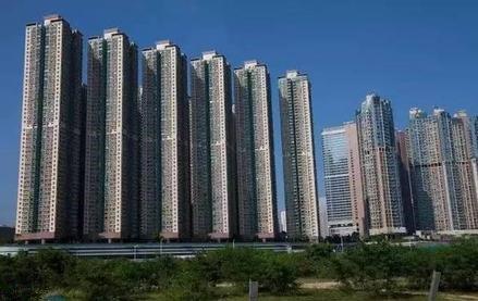 因虚假宣传构成不正当竞争行为，山东济南一房企被罚44万元。  　　4月30日，绿地北展济南置业有限公司在对某单位团购促销中发放载有“济南市政府将搬迁至先行区”不实信息的宣传材料。山东省市场监督管理局认定上述行为违反《中华人民共和国反不正当竞争法》第八条规定，构成虚假宣传的不正当竞争行为。近日，该公司被处以44万元的行政罚款。    　　最近一两年，“济南市政府将搬迁至先行区”的信息，一直都是网络传闻，从来没有任何正式“官宣”。在这种情况下，这家房企将其作为楼盘的宣传资料，显然是不合适的，也确实构成了虚假宣传。  　　很多人或许会疑惑，这种找不到确切官方消息源的信息，不能作为宣传依据，难道不是常识吗？相关房企会不知道？房企对这种“虚假宣传”乐此不疲，只是把传闻当成可以利用的工具。    　　将没有事实支撑的模棱两可的信息，释放给购房者和社会，是开发商惯用的宣传套路。外部因素方面，开发商的宣传点主要聚焦这几个方面：第一，政府搬迁甚至是区划变动；第二，高新产业、知名大型商业综合体、优质教育资源入驻板块；第三，高铁、地铁、高架路等交通方面的规划；第四，楼盘周边重大不利因素的消失，比如化工厂、垃圾场搬迁等；第五，将还没定的学区，视为“囊中之物”。  　　当然，楼盘内部情况的虚假宣传，也不在少数。比如，交付实体房和样板房不符；小区交付后内部配套，与前期的宣传或者沙盘展现不符；精装修的材料使用，和前期宣传不符；宣传时称业主可以自由去顶楼，但交房后却发现不行等。  　　正因为这些方面事关相关楼盘的现实价值，比如能不能卖完，甚至能不能热销等，相关房企才会绞尽脑汁蹭外部因素的热度，或者想方设法“修饰”楼盘内部情况。在房企眼里，事情真假不重要，只要有购房者买账就行。  　　除了房企本身的主观原因，相关虚假宣传的出现，也离不开相关楼盘在管理和规范层面的工作不到位。现实中，很多楼盘的宣传口径都不统一，比如在某些宣传信息上，开发商和销售团队的说法不一；不同的销售人员，对同一事情说法可能也不一样；有的楼盘还会引入二手房中介团队，使得楼盘在宣传上更加混乱。  　　房企或者具体楼盘套路不断的虚假宣传，再加上自媒体的炒作，确实很容易以假乱真。由于现在多为期房，对于营销宣传无法及时验证。在这种背景下，购房者容易被套路也就不难理解。  　　所以，监管层面必须加大处罚力度，而不仅是“隔墙扔砖式”惩戒，真正提高违法成本，缩小虚假宣传的空间。  　　同时，不能总是“事后诸葛亮”。在楼盘前期的营销宣传中，相关部门也应该及时介入，并引导购房者强化防范意识、证据意识。当然，整个房地产行业，也需要基本的行业规范，要有“行业自律”。  　　来源：中国青年报