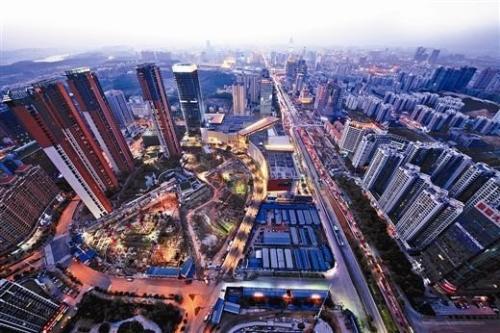 随着疫情防控基本平稳，房地产行业复工复产扎实推进，企业为了进一步弥补前期疫情对销售的负面影响，加大了推盘力度，力求资金尽快回笼。在市场预期稳步恢复的背景下，楼市成交也逐渐复苏。    　　中国指数研究院称，5月，地方政府在“房住不炒”的楼市调控总基调指导下，因城施策更加灵活，但是房地产市场恢复速度略显不同。其中，一线及核心二线城市市场需求整体恢复较快；部分三四线城市受人口、产业等多重因素影响，市场需求恢复相对缓慢。  　　中国指数研究院数据显示，截至6月7日，受监测的12个一二线主要城市库存总量环比微幅上升0.04%。截至6月首周，受监测城市中北京升幅较高，为4.44%；福州紧随其后，升幅为4.08%；温州升幅较小，为0.24%。监测城市中，东营库存环比降幅较高，为6.06%。    　　事实上，从5月开始，城市住宅新增供应量同环比均小幅上升。另外，受房企积极推盘叠加疫情期间积压的购房需求持续释放影响，多数城市市场交易逐步恢复，成交量同步上升。从销供比来看，一线城市去化能力更为乐观。截至5月底，重点城市中，南京、杭州属于库存吃紧较为严重的城市，当前去化周期分别为5.77个月、5.11个月。  　　克而瑞地产研究中心近日公布的报告指出，在成交明显复苏带动下，5月多数城市供求关系维持平衡。受监测的28个重点城市消化周期环比皆大幅收窄，八成以上城市降至18个月警戒线以下，杭州、济南等消化周期不足6个月。  　　从库存状况来看，28个城市当中六成以上城市供求比小于1；同时，六成以上城市库存面积环比有所回落。但同比来看，七成以上城市库存仍处上升通道，青岛、郑州、杭州等同比增幅超40%。  　　克而瑞方面认为，随着半年度业绩冲刺季的到来，房企必将加快供货节奏，供应有望放量增长，甚至创年内新高，预计6月市场仍将保持较高热度。  　　来源：经济参考报